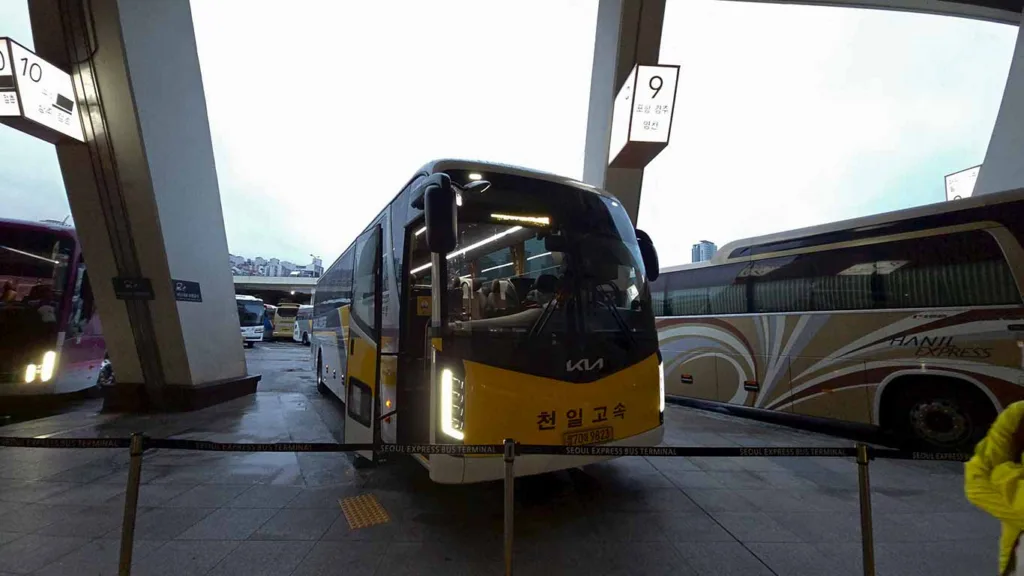 Nuestro autobús que nos lleva de Seúl a Gyeongju en la plataforma de autobuses exprés
