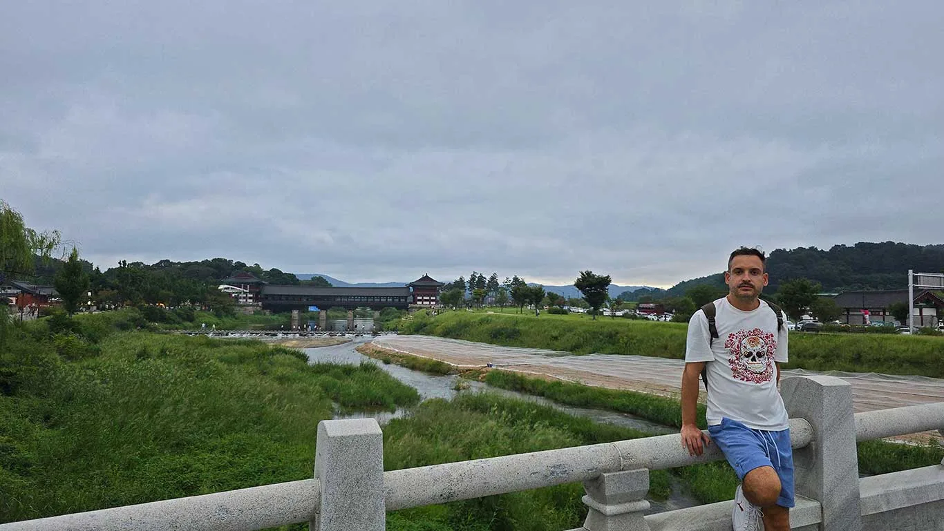 Joan en un puente frente al espectacular Puente Woljeonggyo
