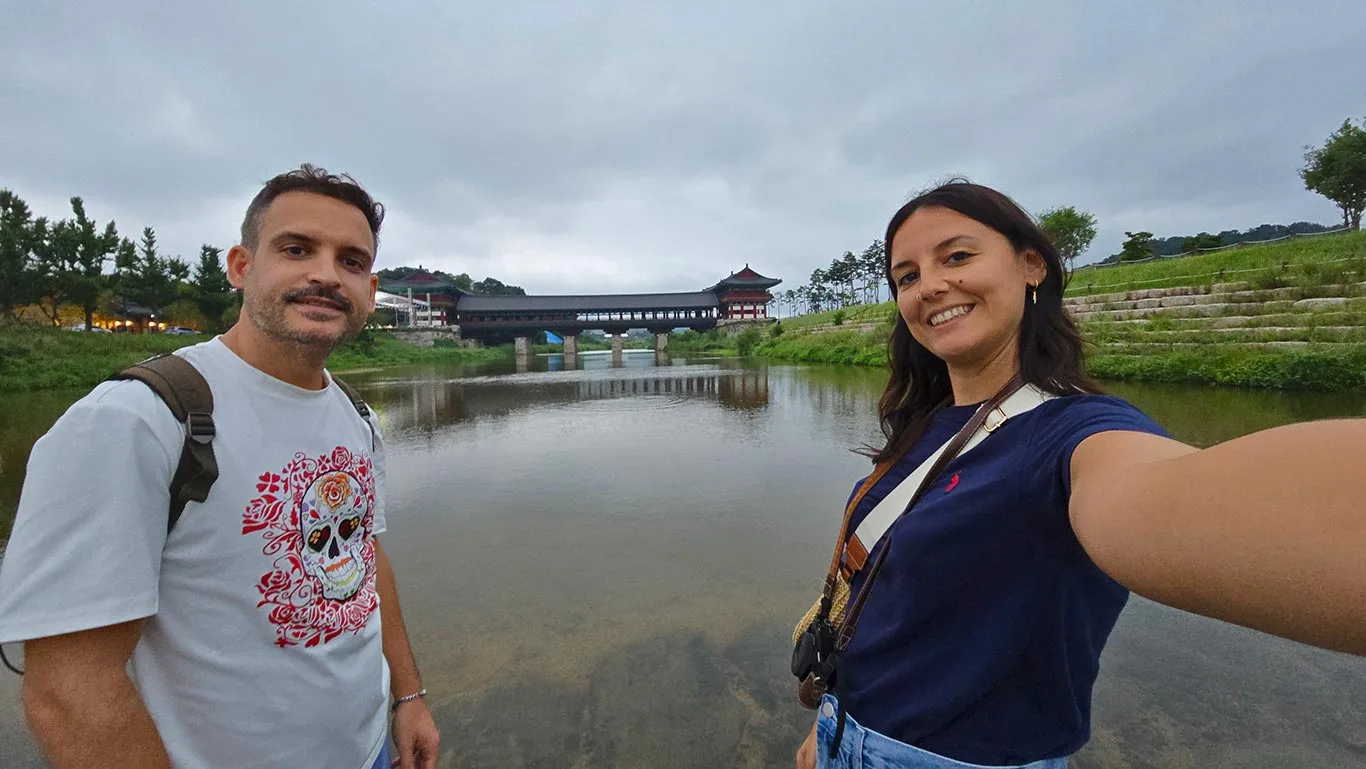 Joan y Noelia frente al espectacular Puente Woljeonggyo