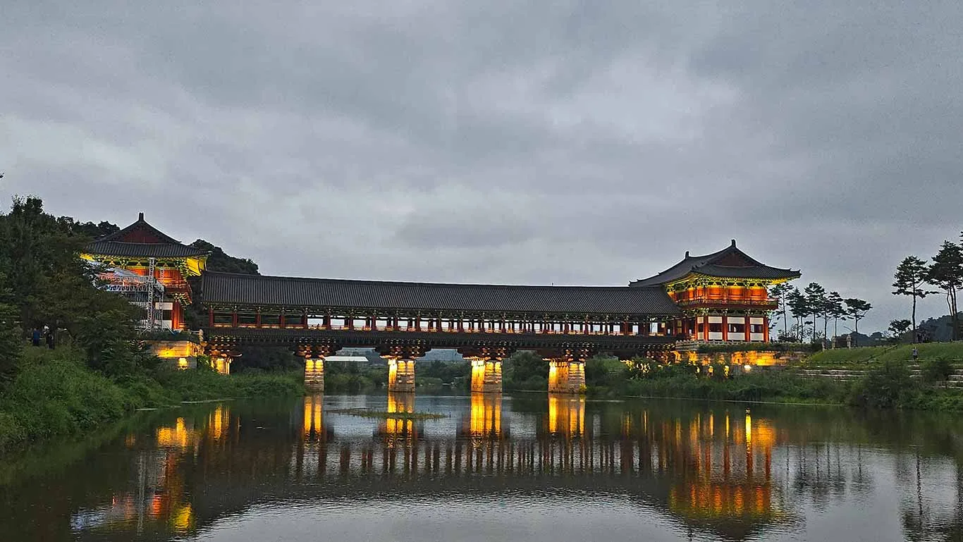 El Puente Woljeonggyo iluminado al atardecer