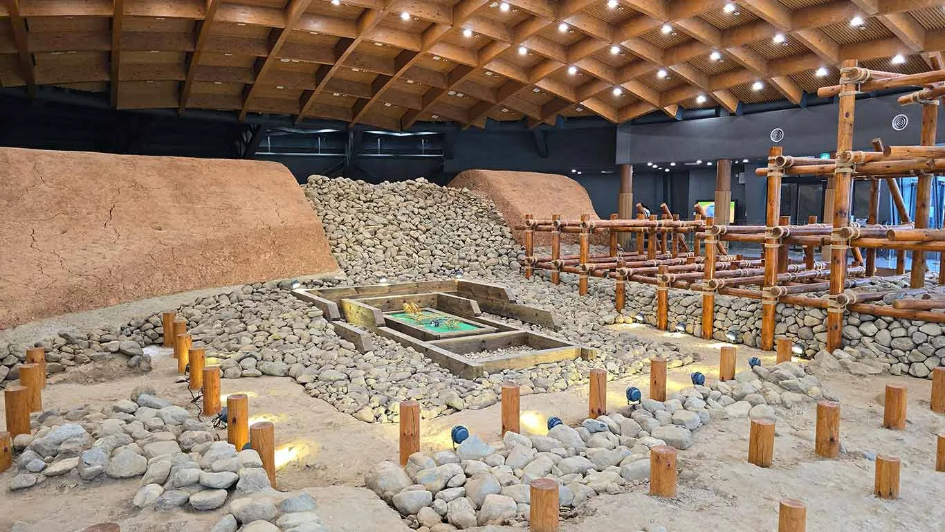 Interior de una recreación de tumba real en el centro de información Silla Dynasty Tombs.