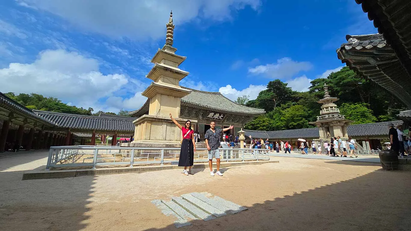 Joan y Noelia junto a la pagoda del templo Bulguksa