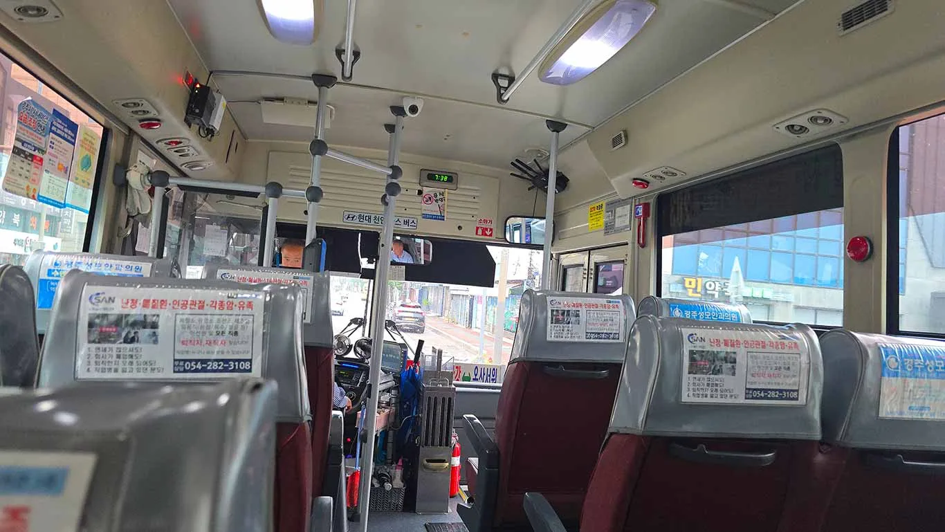 Interior del autobús 203 que te lleva a la Aldea Yangdong