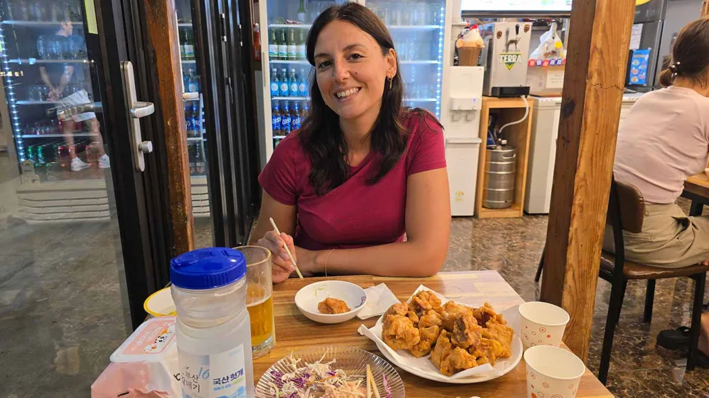 Noelia en el interior del restaurante Thankyou Fried Chicken de Gyeongju