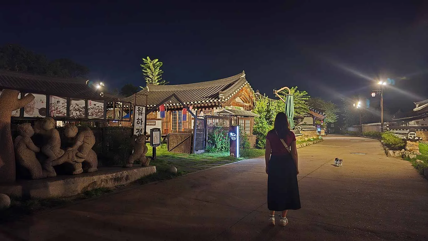 Noelia paseando por la Aldea iluminada de noche