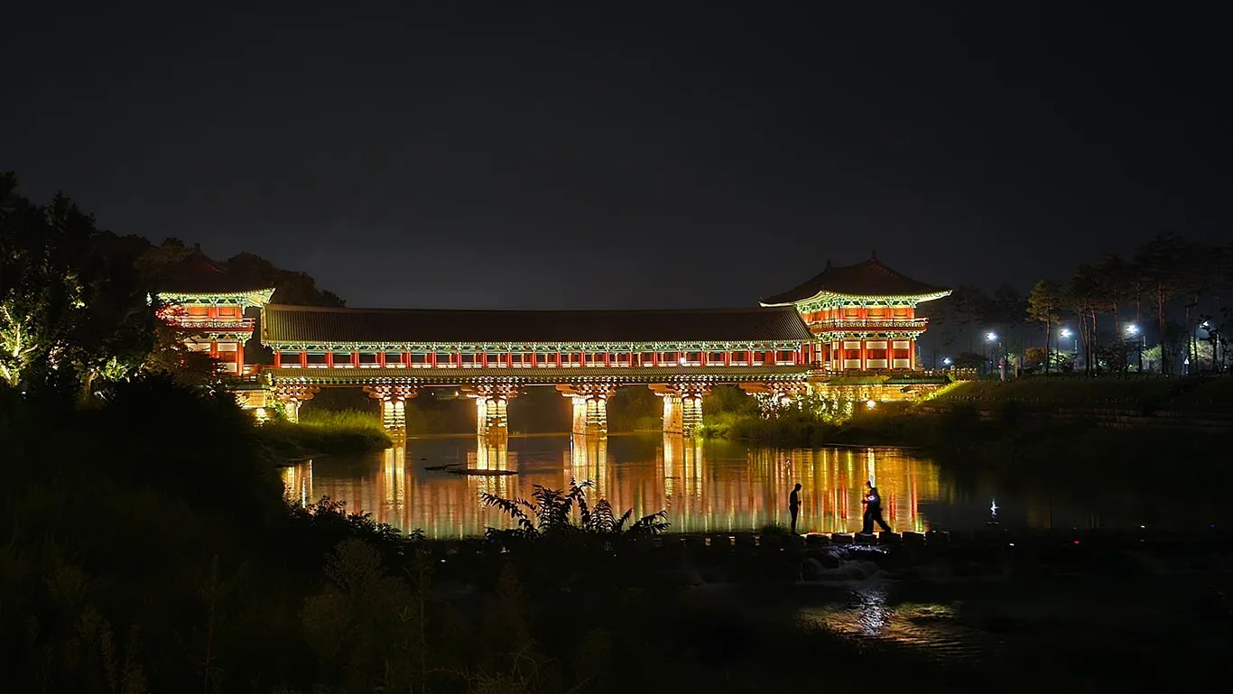 Puente Woljeonggyo iluminado de noche