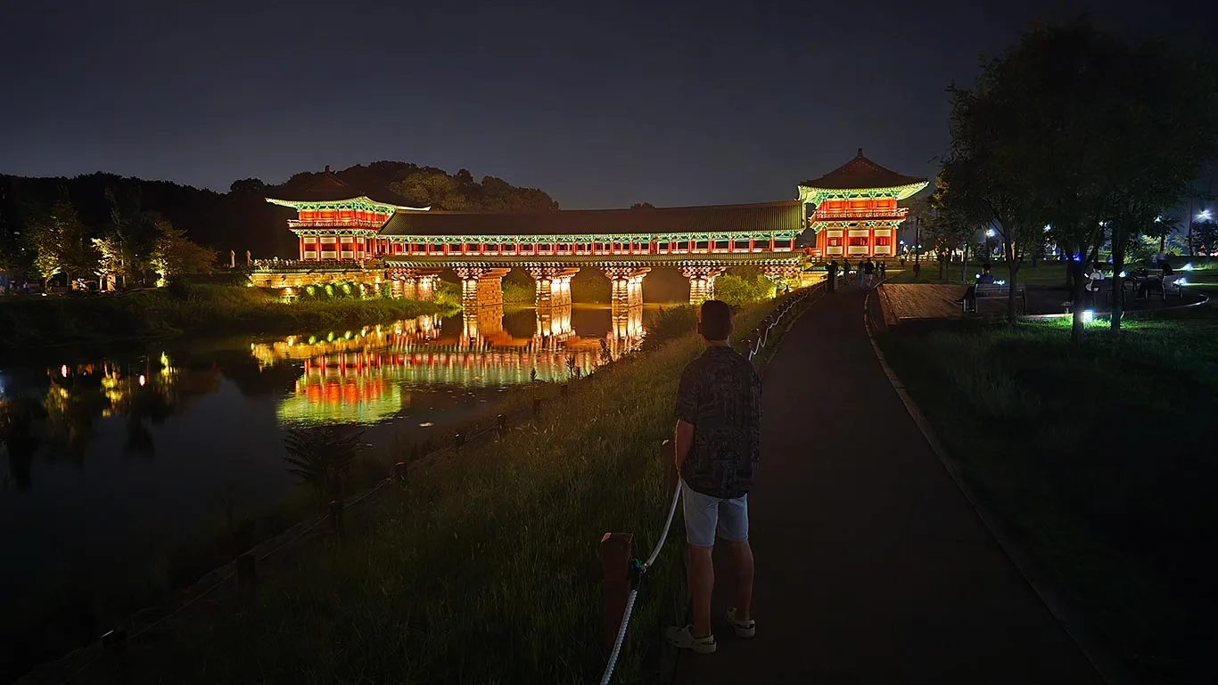 Joan paseando por el paseo alrededor del puente Woljeonggyo iluminado de noche