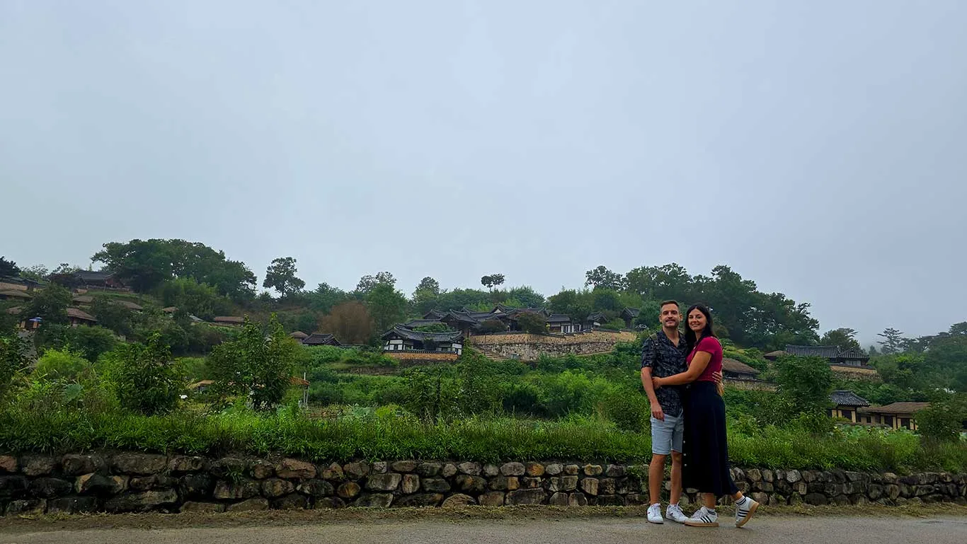 Joan y Noelia en la entrada de la aldea Yangdong
