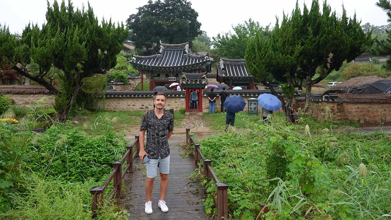 Joan en el templo más famoso de la Aldea Yangdong