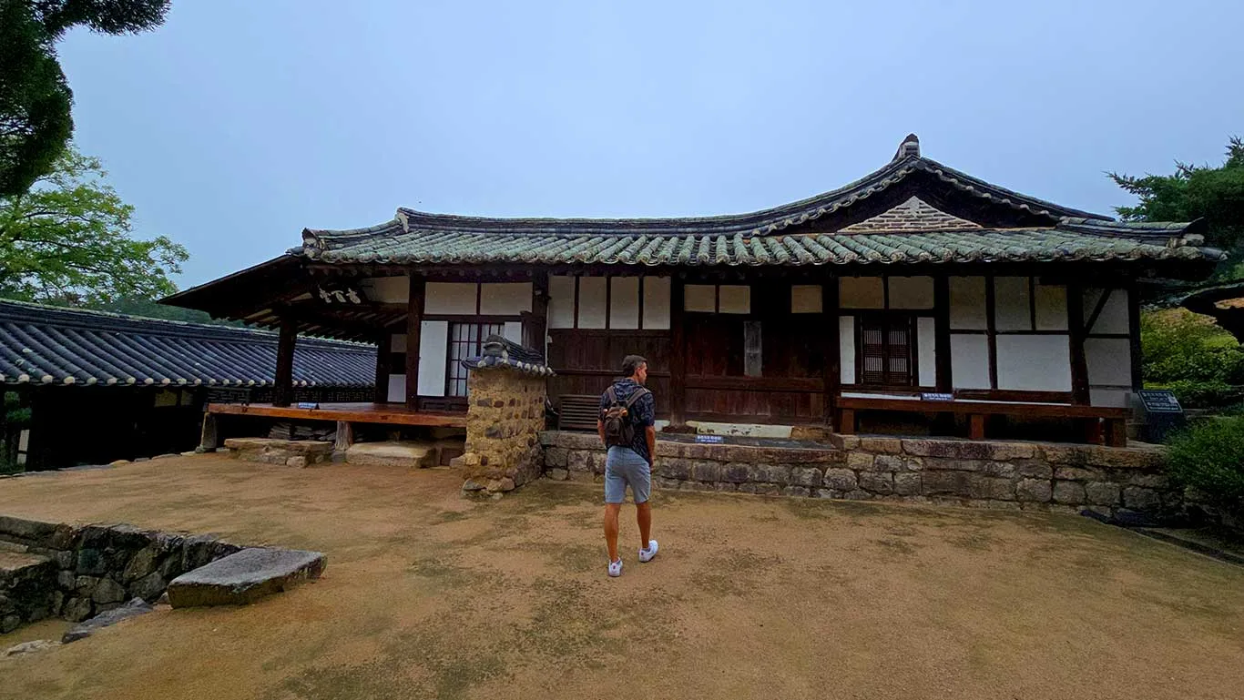 Joan fuera de una casa tradicional de la aldea Yangdong