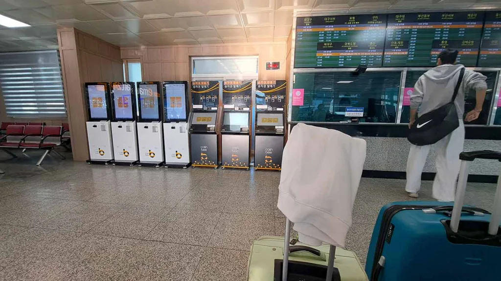 Joan y Noelia esperando en la estación de autobús de Gyeongju