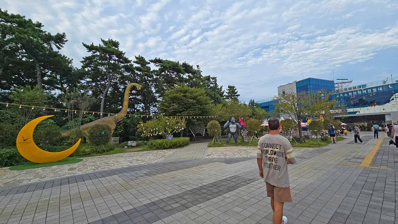 Joan paseando por los alrededores del Songdo Sky Park