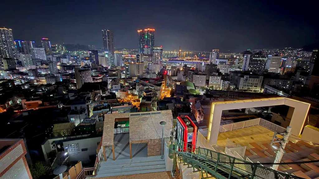 Vistas de noche desde el mirador gratuito del 168 Stairs Monorail Station de Busan