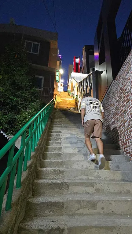 Joan subiendo por los 168escalones del barrio Dong-gu de Busan
