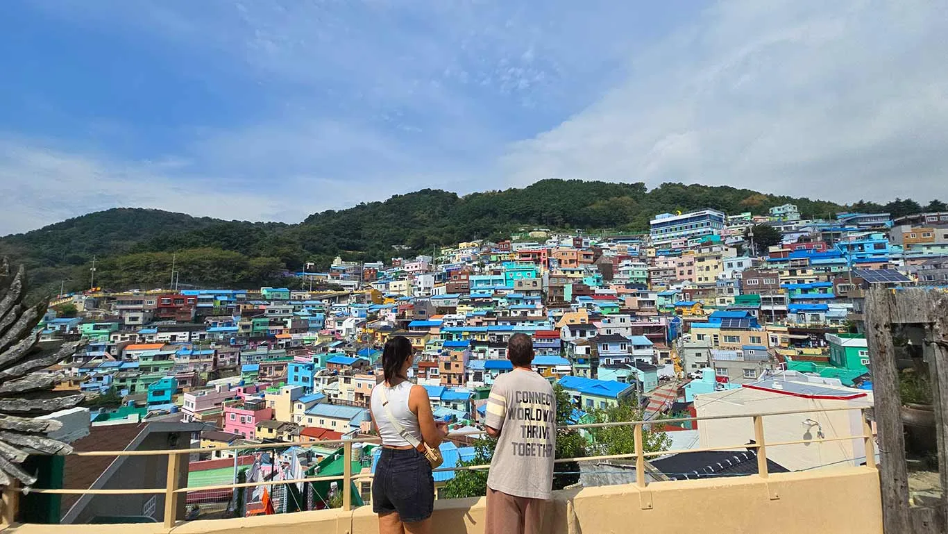 Noelia y Joan en un mirador de la Gamcheon Culture Village