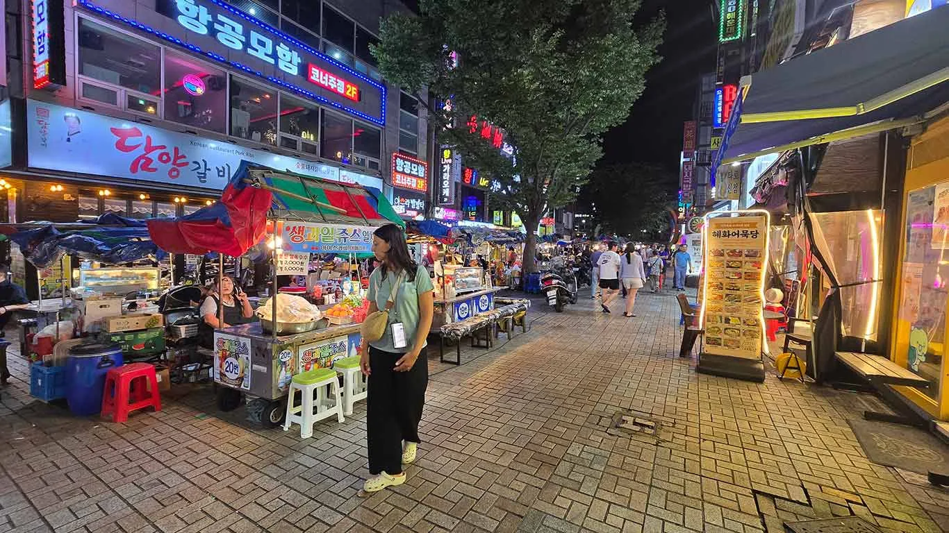 Noelia paseando por el mercado nocturno de Nampo