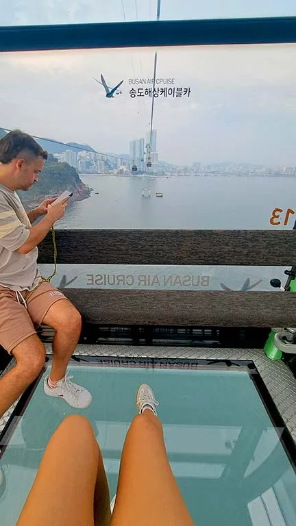 Interior de la cabina del teleférico con suelo de cristal