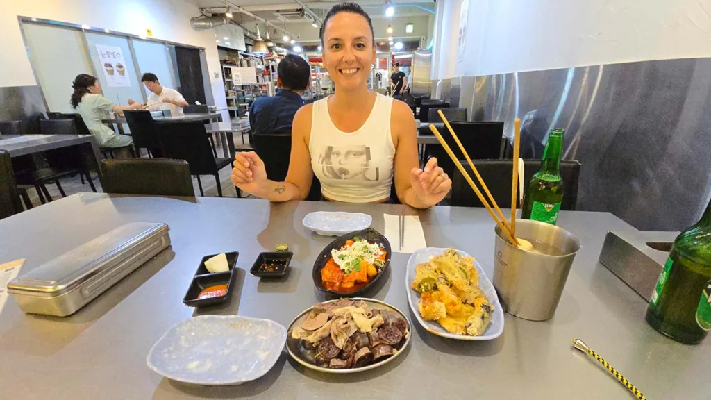 Noelia en el restaurante DK Bunsik comiendo el menú degustación de comida coreana tradicional