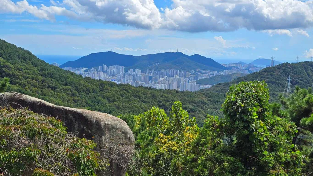 Vistas desde el camino de subida del Templo Seokbulsa