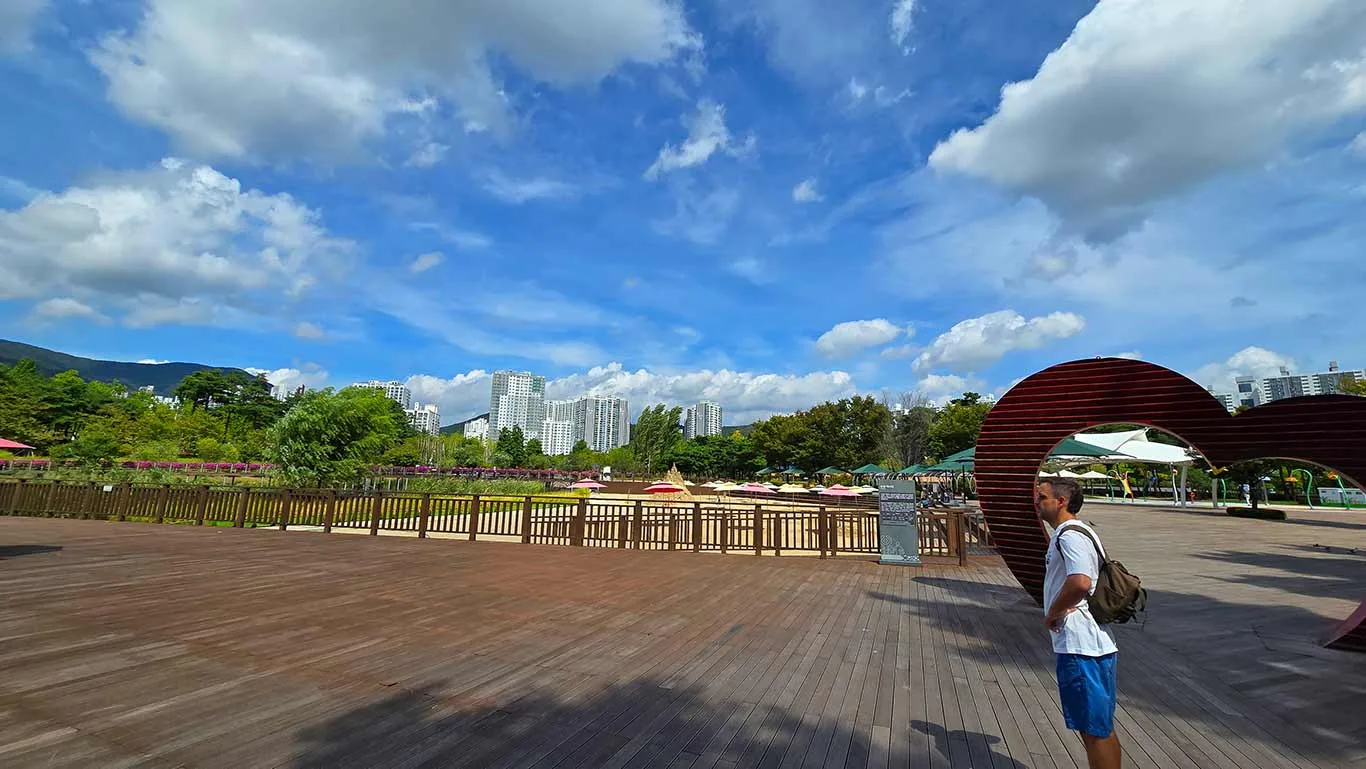 Joan mirando la playa artificial dentro del parque Busan Citizens Park