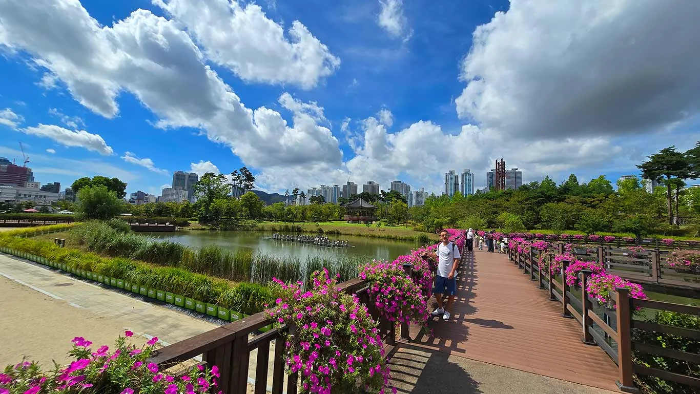 Joan paseando por el jardín y estanque dentro del parque Busan Citizens Park