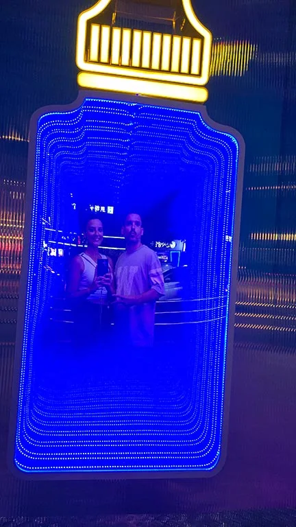 noelia y Joan en el escaparate de una tienda del barrio Seomyeong