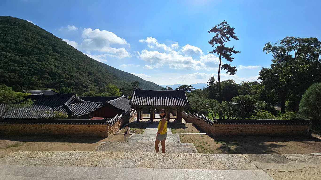 Noelia en la puerta de entrada del pueblo tradicional con casas Hanok dentro del Templo Beomeosa
