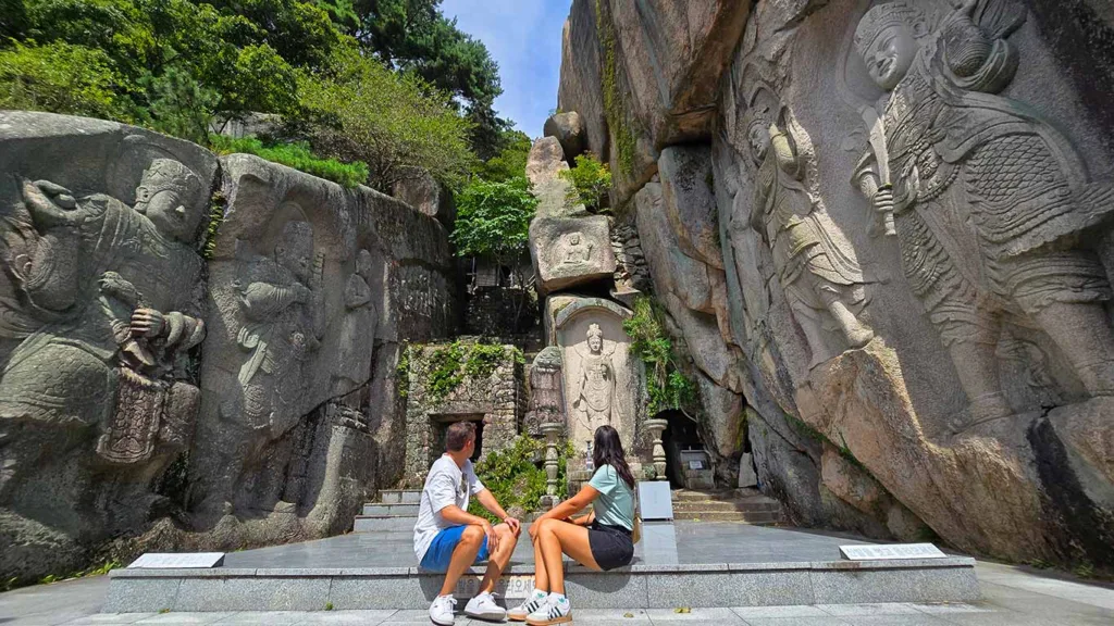 Noelia y Joan en el patio central del templo Seokbulsa con las piedras talladas