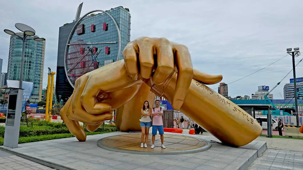 Nosotros bailando en la escultura dorada Gangnam Style, ubicada en el barrio lujoso de Gangnam