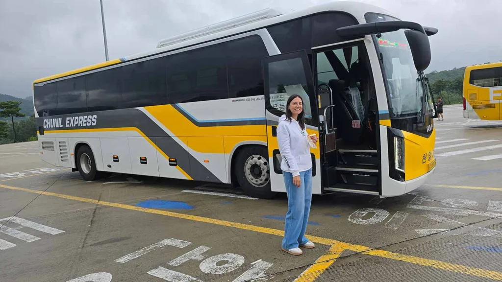 Noelia esperando en un área de descanso de camino a Gyeongju con el autobús Express