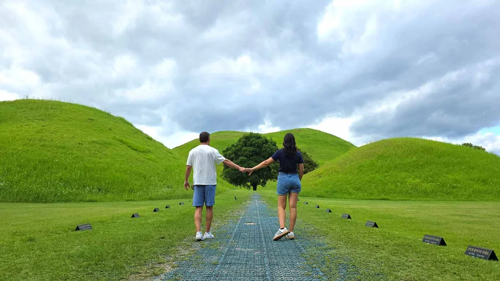 Noelia y Joan en una photozone en los túmulos reales en la ciudad de Gyeongju