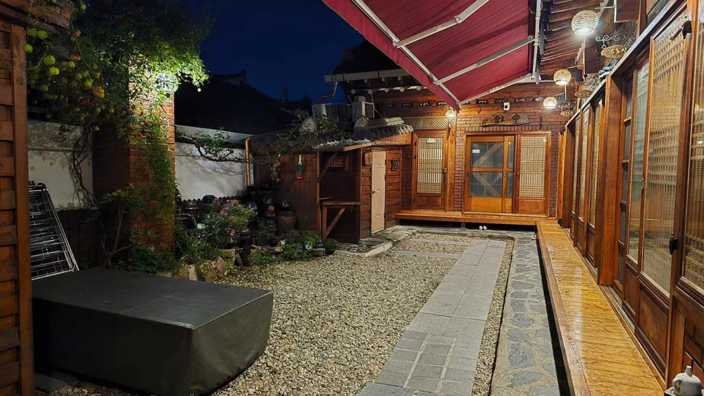 Patio interior de nuestro alojamiento Jungdam en una casa tradicional Hanok en Jeonju
