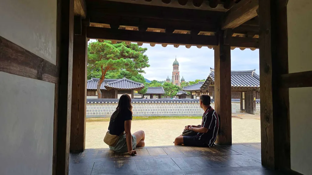 Vistas de la Catedral de Jeonju desde el interior del Santuario Gyeonggijeon