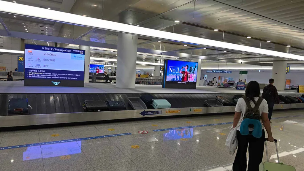Recogida de maletas en la cinta del Aeropuerto Incheón de Seúl