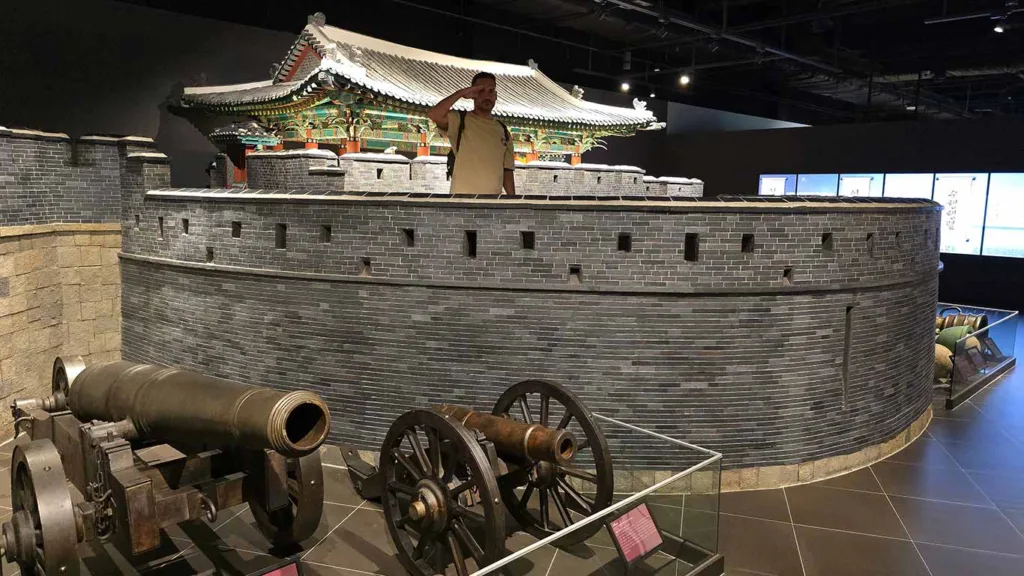 Joan en una réplica de fortaleza en el interior del Museo de la Guerra de Seúl