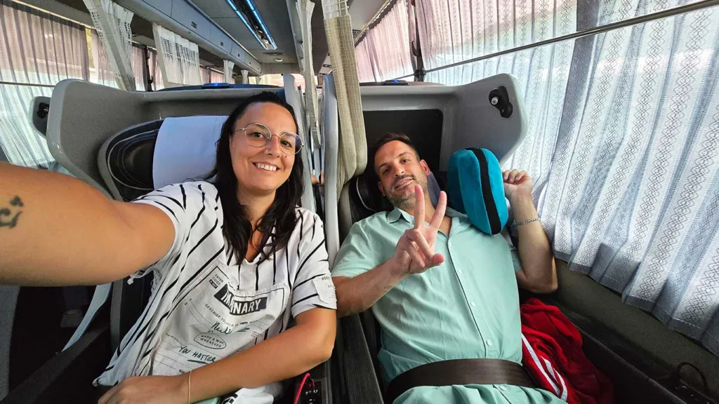 Nosotros viajando en asientos de clase premium en autobús expréss en Seúl