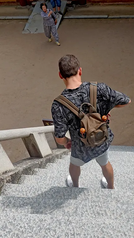 bajando escaleras del templo