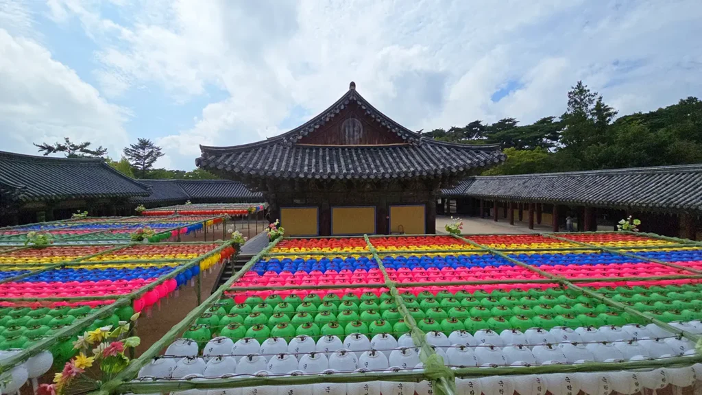 Templo Bulguksa con alrededor lleno de farolillos de colores