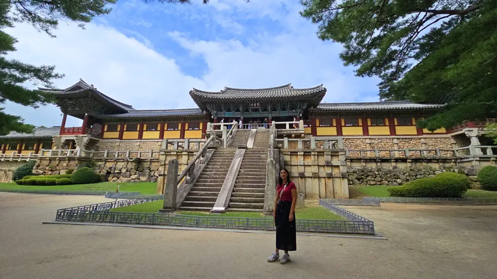 Noelia en las Escaleras prohibidas de acceso al templo