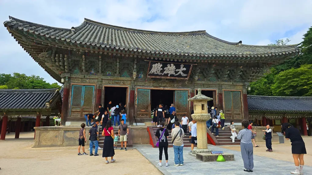 Noelia paseando por el patio principal