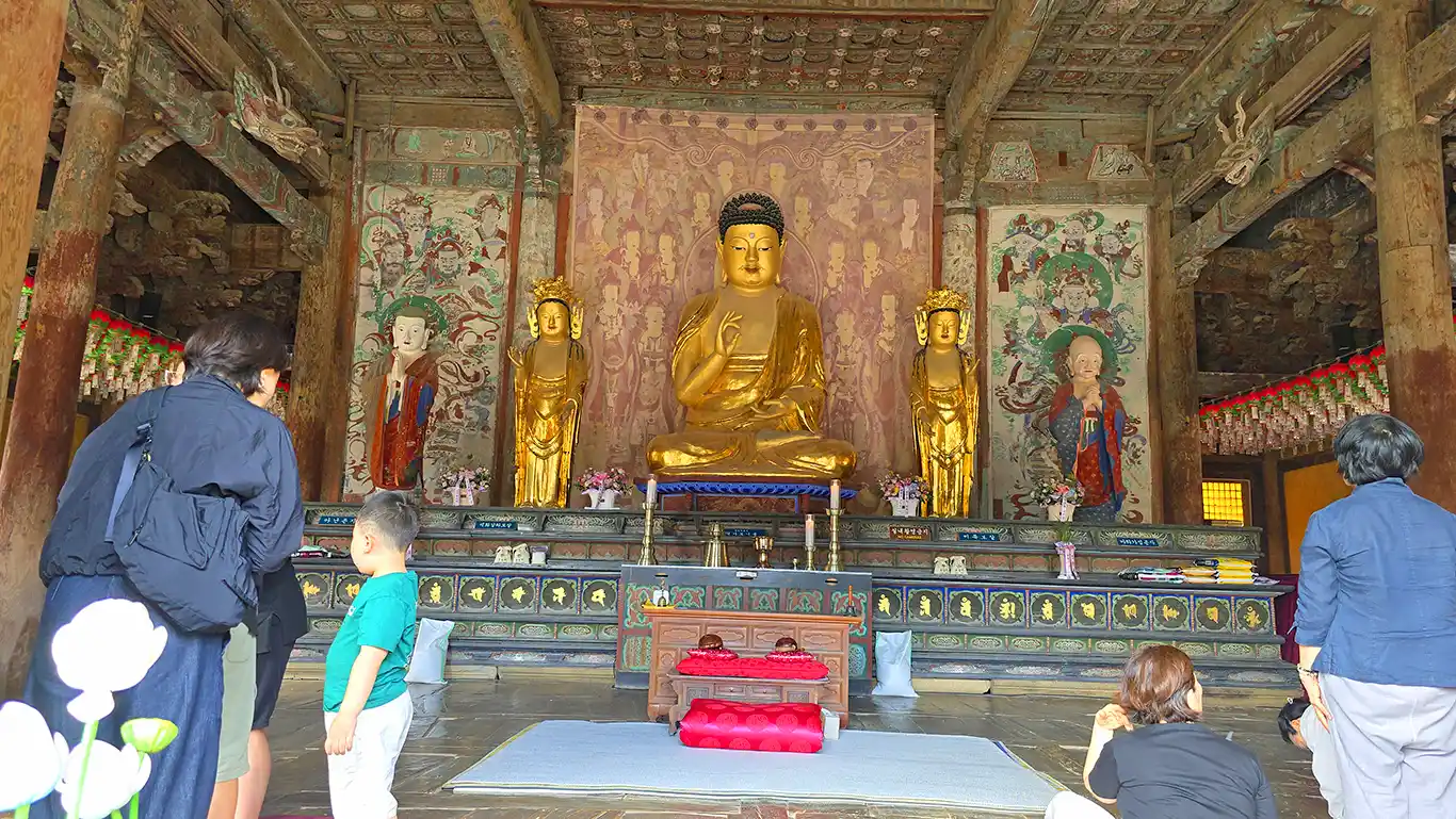 buda en el interior de una sala
