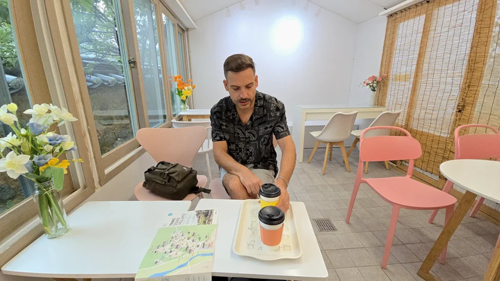Joan tomando un café en uno de los bares de la aldea