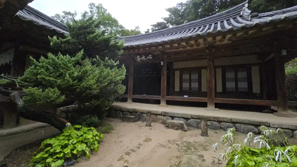 una de las casas tradicionales marrones, llamada Simsujeong Pavillon