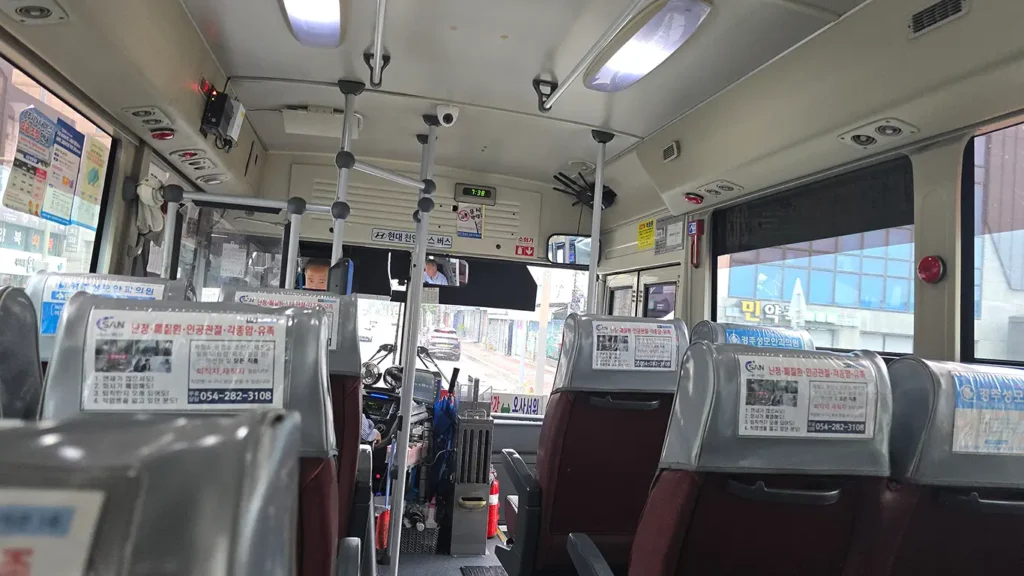 El autobús de camino a la aldea Yangdong