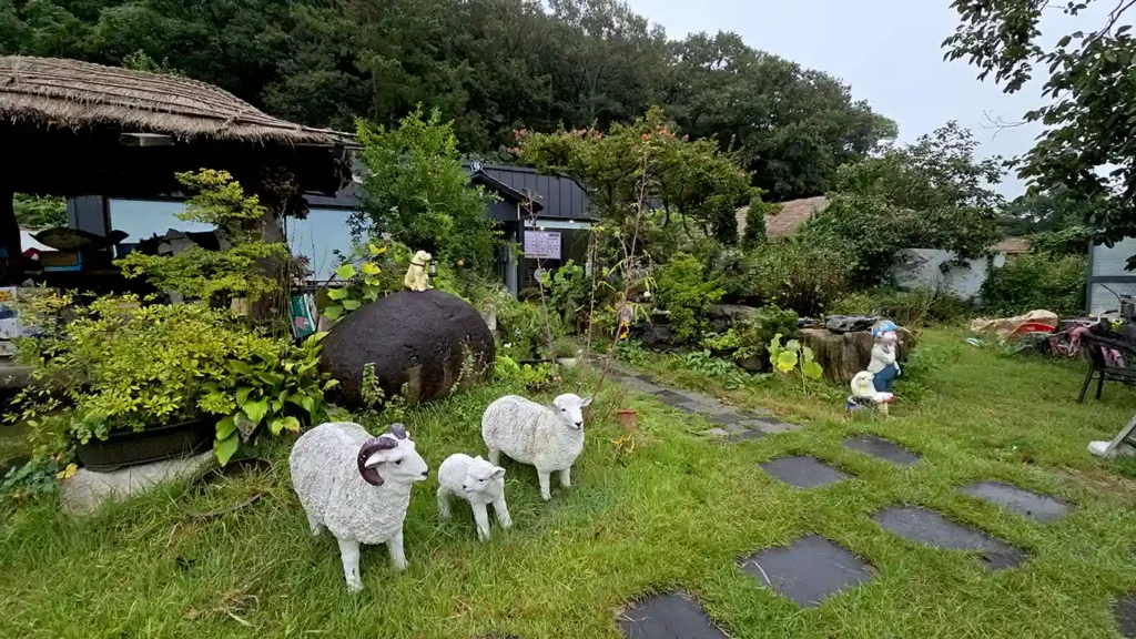 Animales decorativos en el jardín en uno de los restaurantes en Yangdong