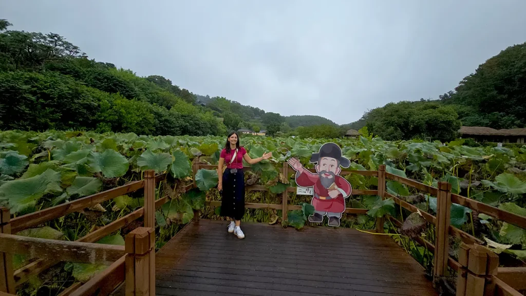 Noelia posando en una tarima en el estanque de flor de loto