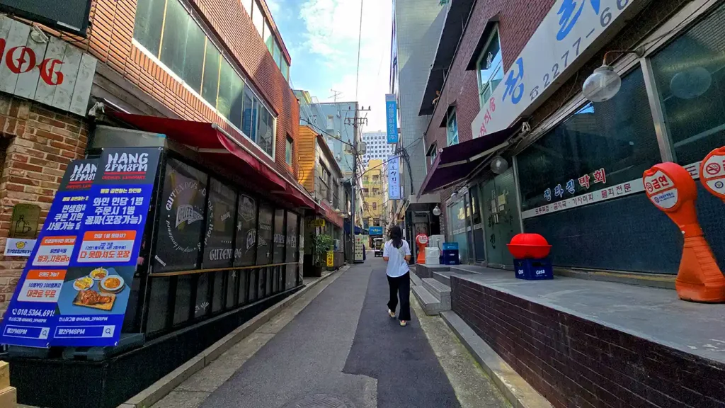 Noelia caminando por una calle de Seúl