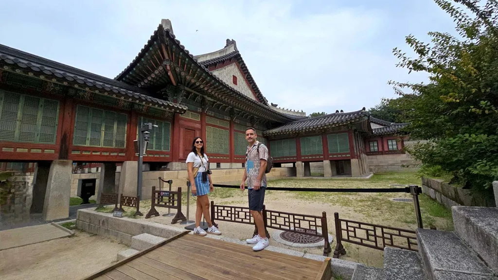 Joan y Noelia en un templo en Corea de Sur