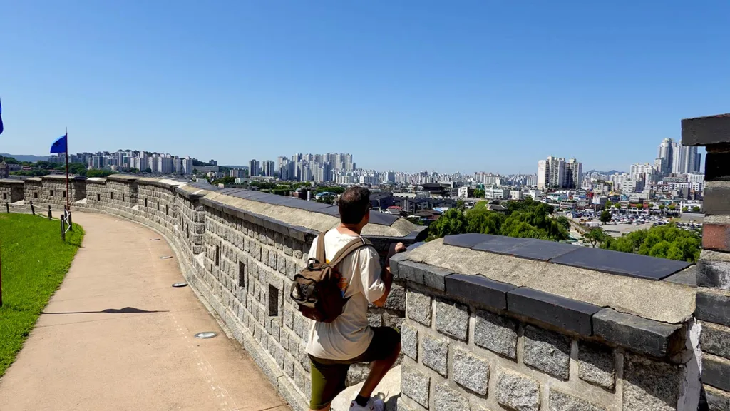 Joan mirando a la ciudad de Suwon desde la Fortaleza Hwaseong