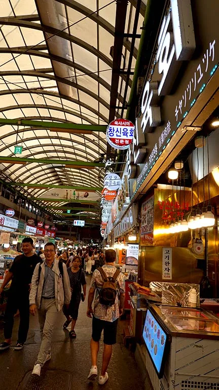 Joan paseando por el interior del mercado Gwangjang